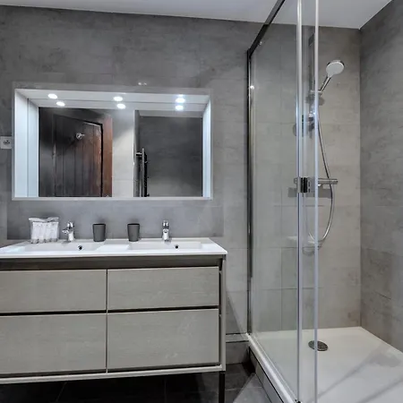 Skis Aux Pieds Avec Piscine Et - Fr-1-686-41 Apartman *